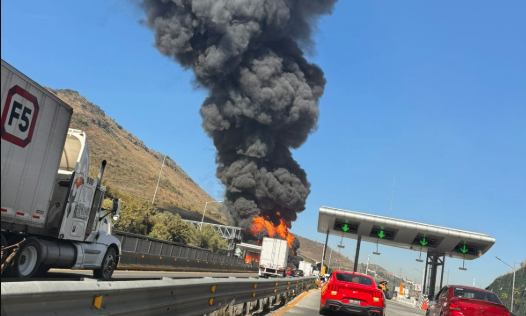 Pipa se incendia en la carretera